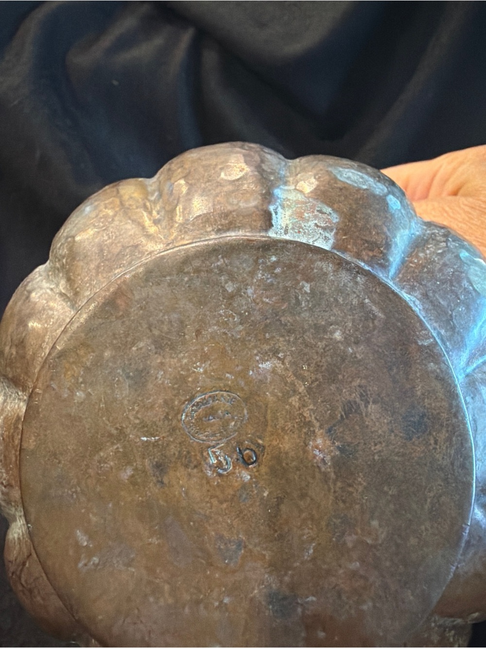 Vintage Hammered Cooper Vessel, Made in India, Scalloped edge, patina - Picture 2 of 6